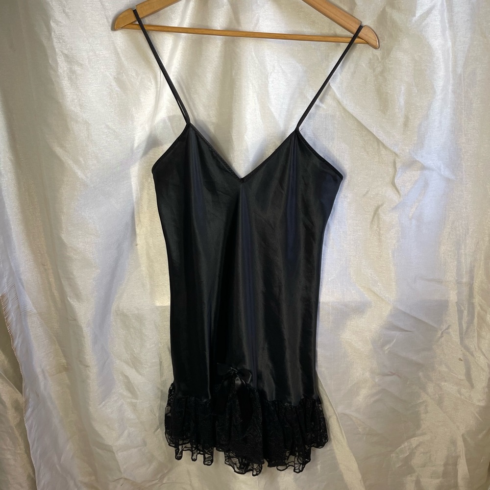 VTG 90’s Black Lace Bow Bottom Satin Deep V-Neck Mini Slip Dress Chemise